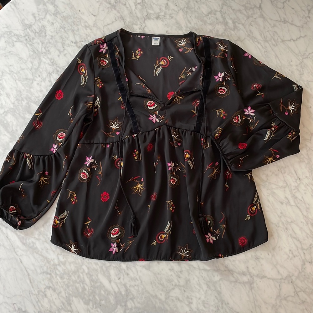 Peasant blouse, velvet accents, beautiful floral pattern. EUC.